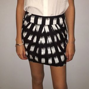 ☀️4/$20 BCBGeneration Skirt Black and White Size 0